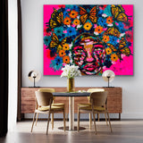 La mujer y su jardín tropical